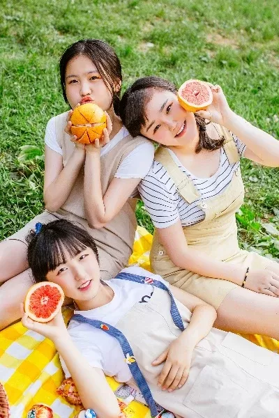 夏日狂欢曲怎么3个人-三人行，夏日更精彩